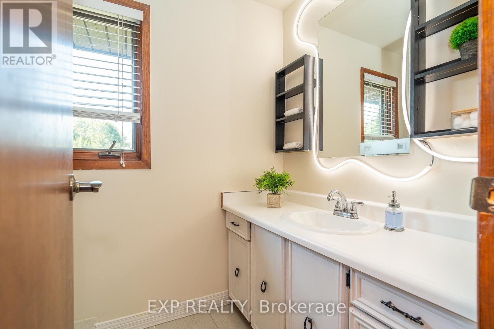 












1437 USBORNE STREET

,
McNab/Braeside,




Ontario
K0A1G0

