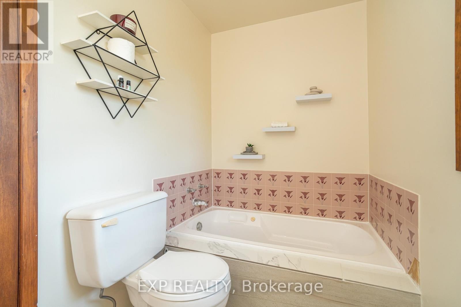 












1437 USBORNE STREET

,
McNab/Braeside,




Ontario
K0A1G0

