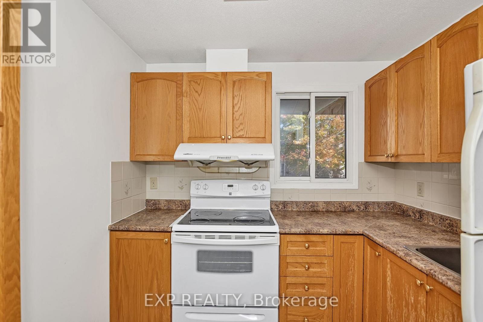 












266 WOODFIELD DRIVE

,
Ottawa,




Ontario
K2G3W9

