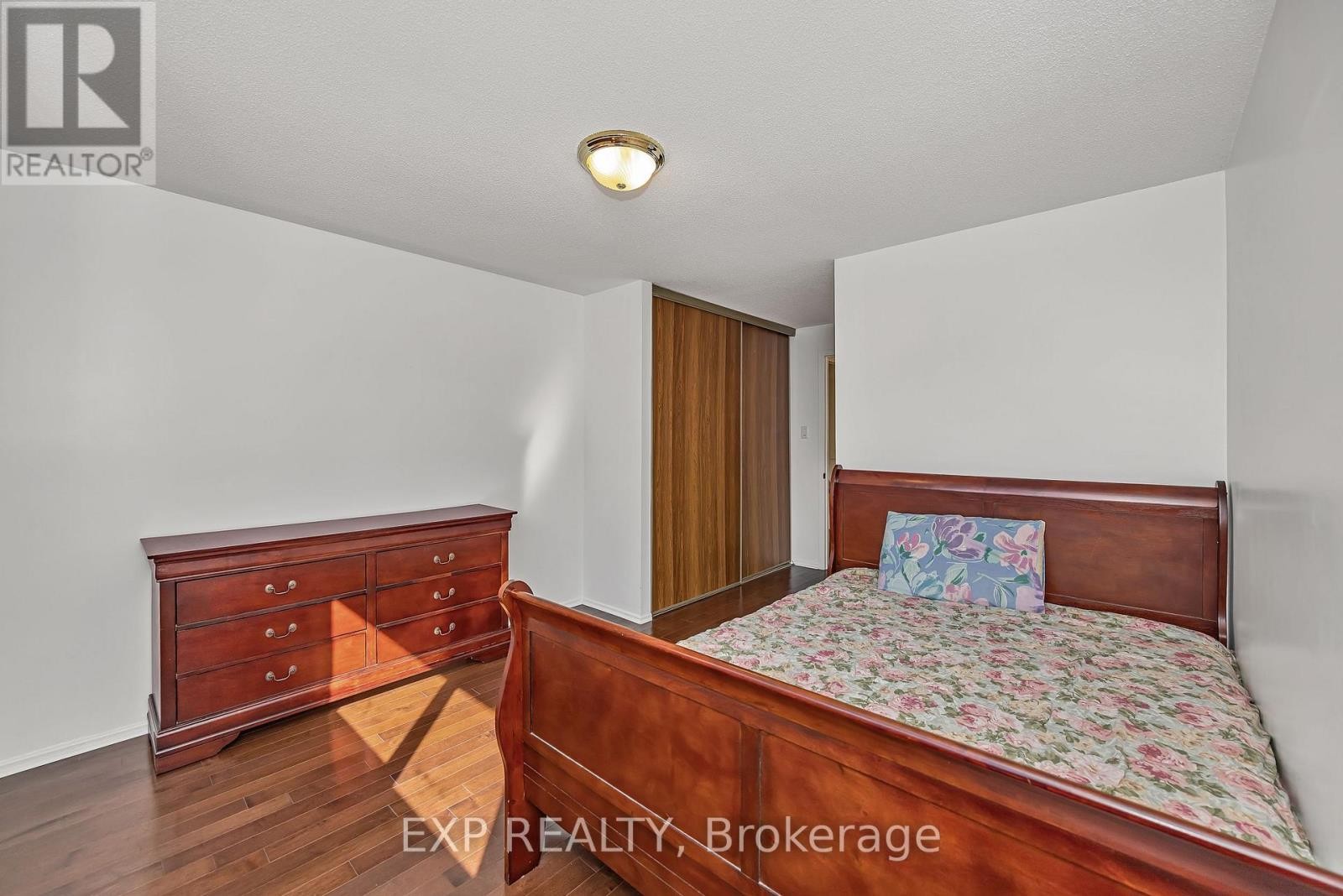 












266 WOODFIELD DRIVE

,
Ottawa,




Ontario
K2G3W9

