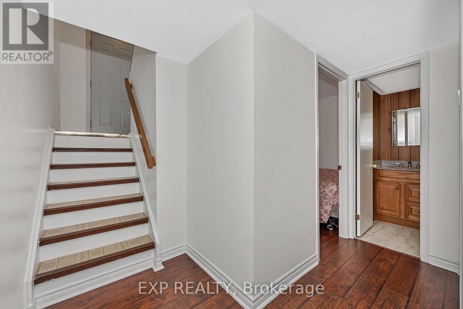 












266 WOODFIELD DRIVE

,
Ottawa,




Ontario
K2G3W9

