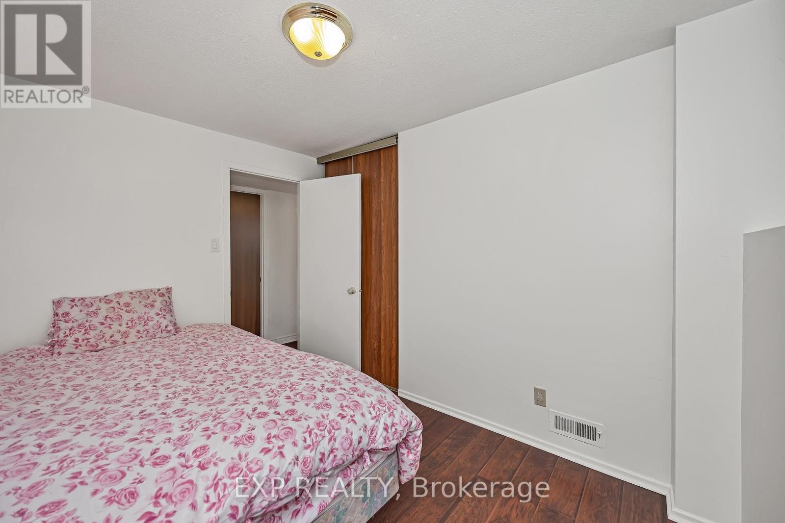 












266 WOODFIELD DRIVE

,
Ottawa,




Ontario
K2G3W9

