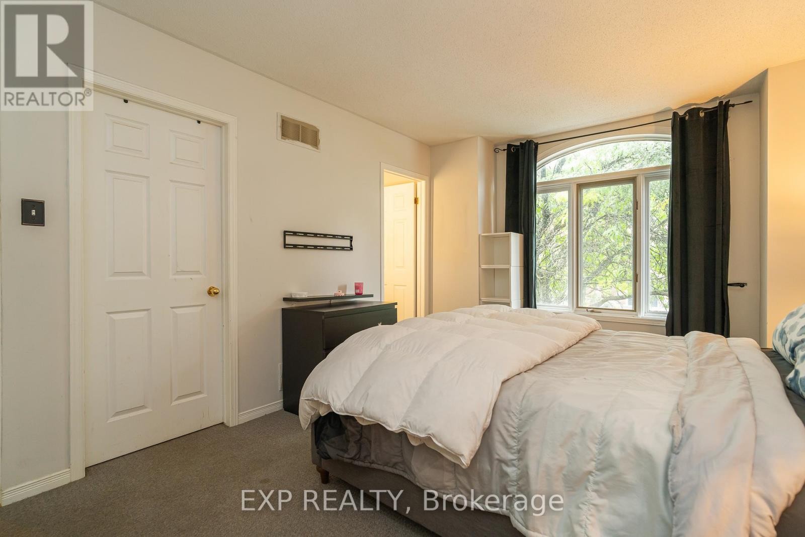 












86 FURLONG CRESCENT

,
Ottawa,




Ontario
K2M2H9

