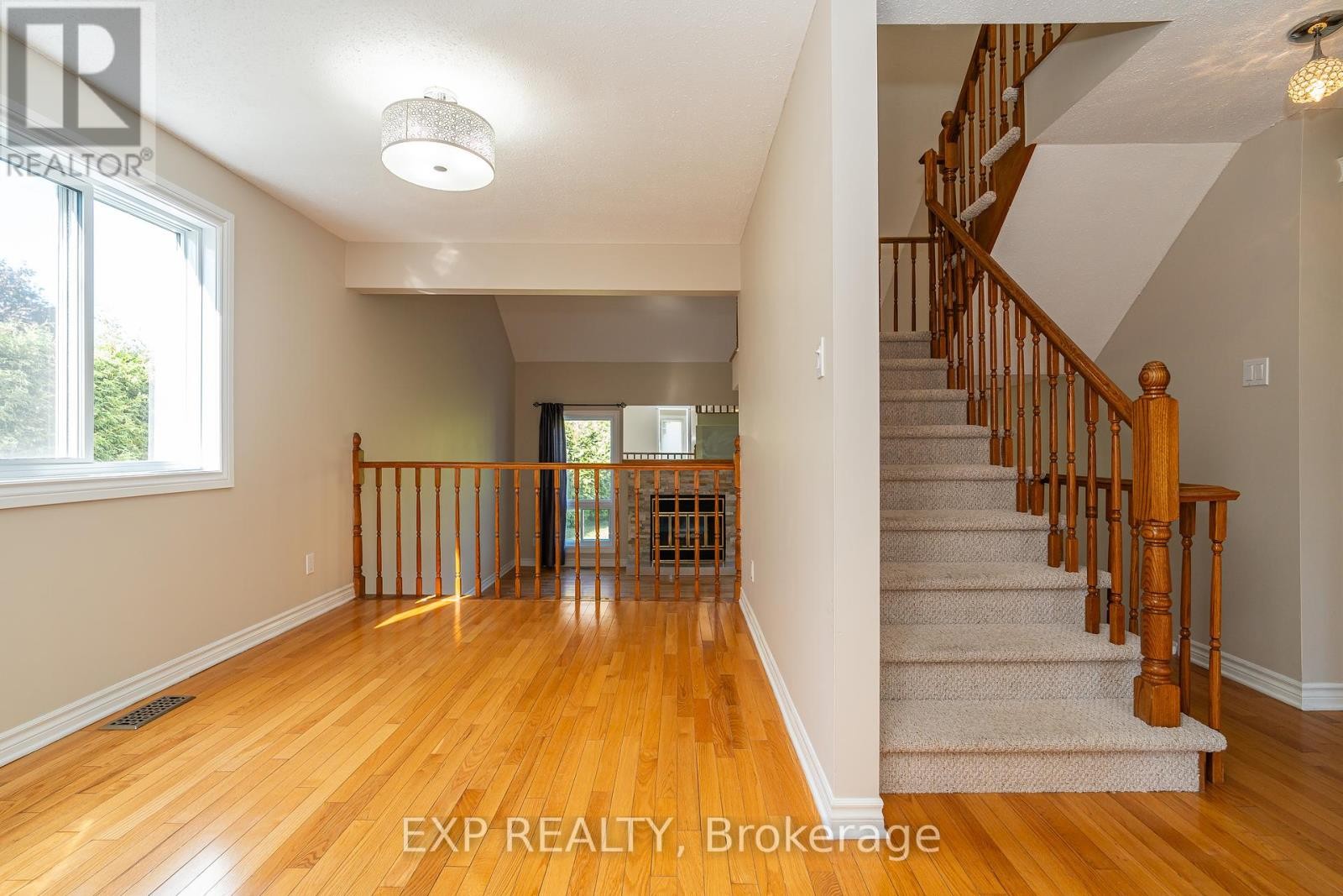 












32 MAPLE VIEW CRESCENT

,
Ottawa,




Ontario
K2G5J6

