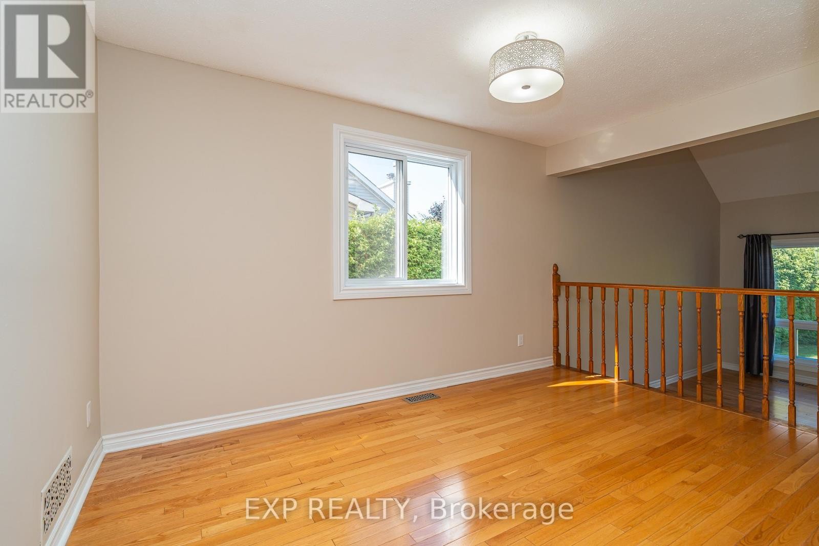 












32 MAPLE VIEW CRESCENT

,
Ottawa,




Ontario
K2G5J6

