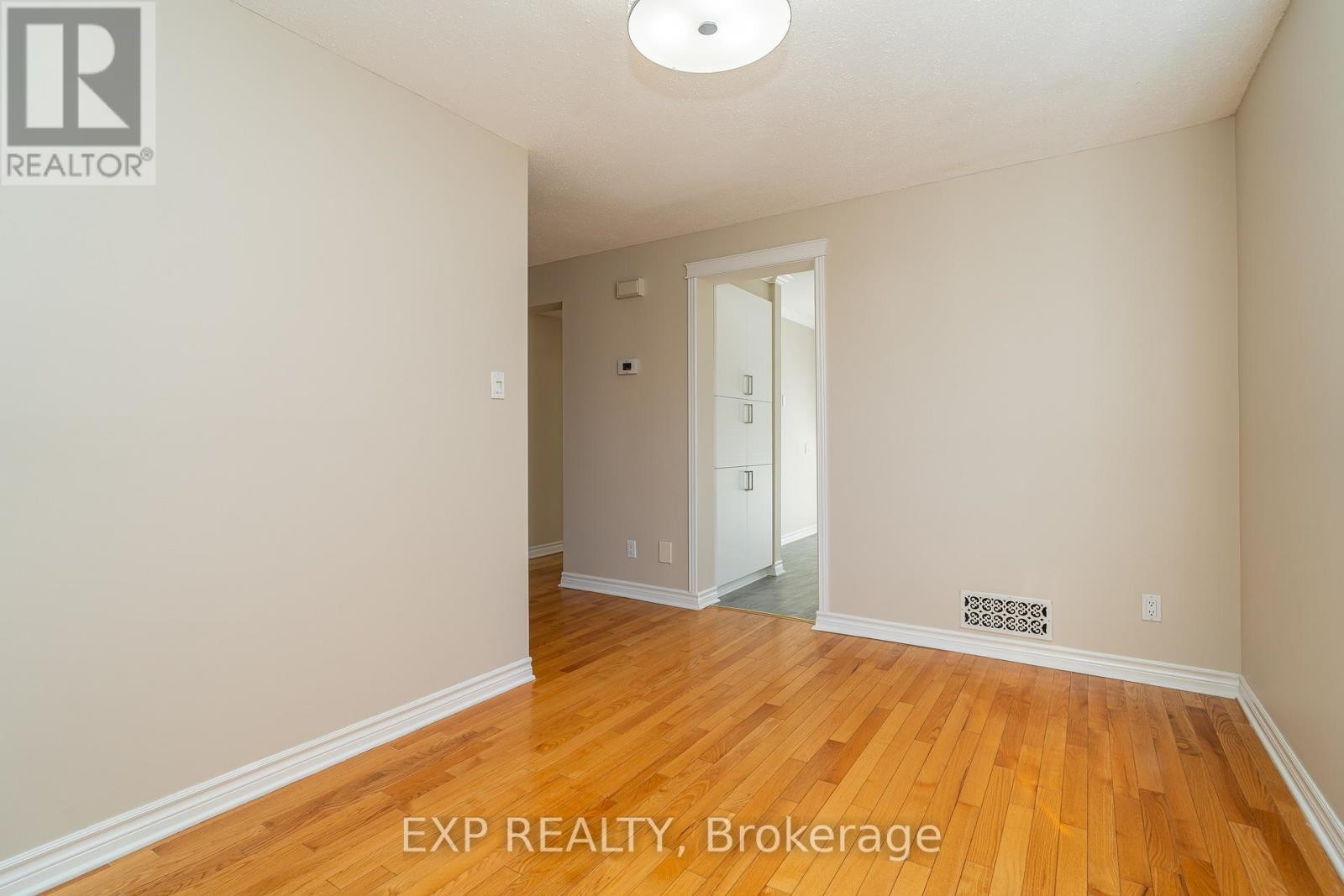 












32 MAPLE VIEW CRESCENT

,
Ottawa,




Ontario
K2G5J6

