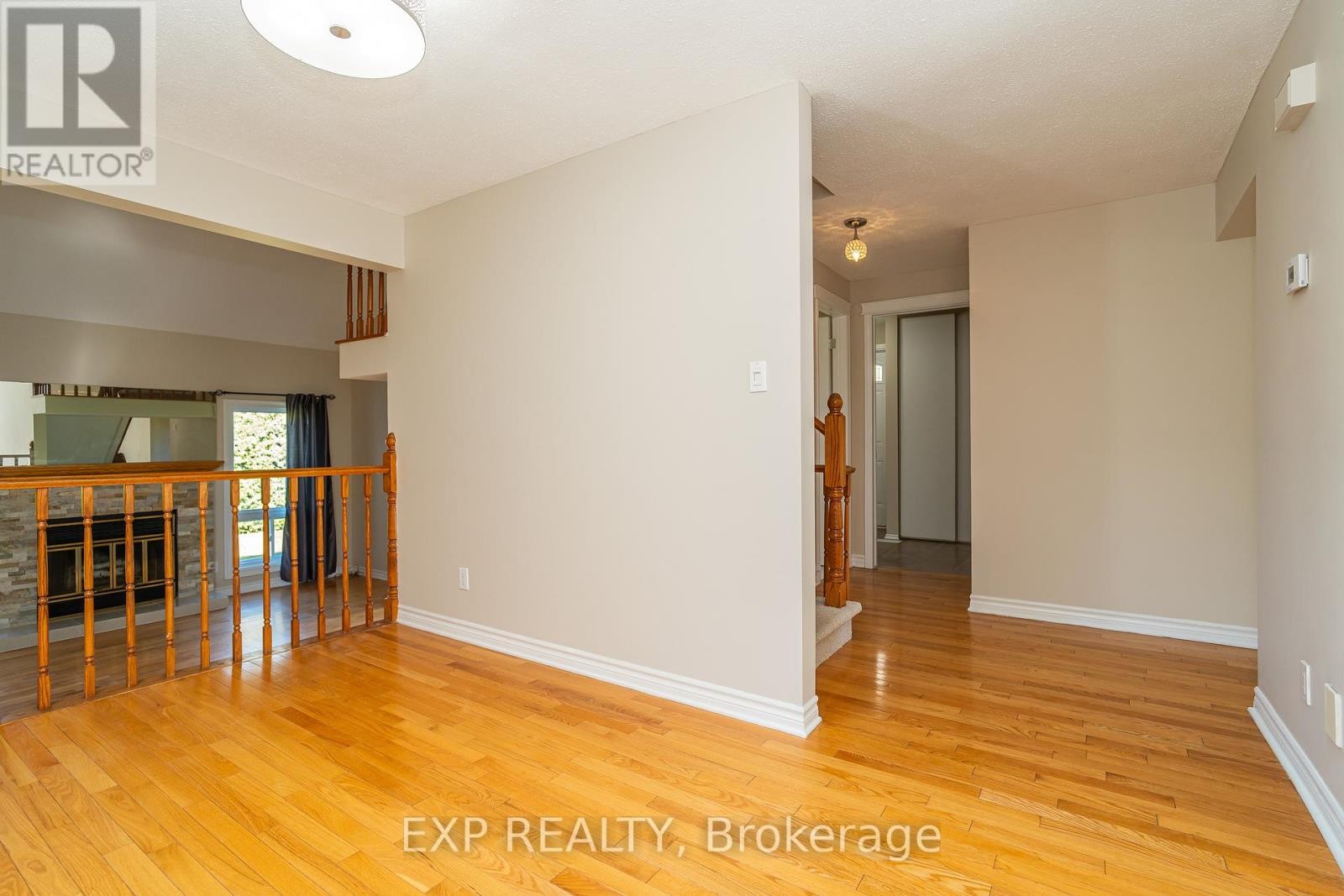 












32 MAPLE VIEW CRESCENT

,
Ottawa,




Ontario
K2G5J6

