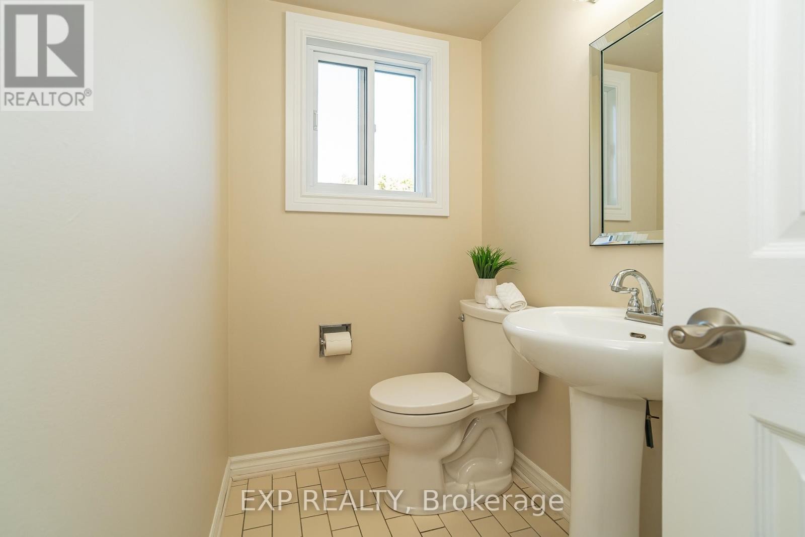 












32 MAPLE VIEW CRESCENT

,
Ottawa,




Ontario
K2G5J6

