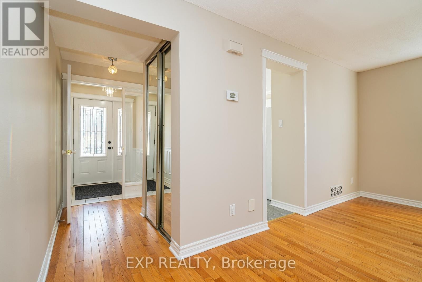 












32 MAPLE VIEW CRESCENT

,
Ottawa,




Ontario
K2G5J6

