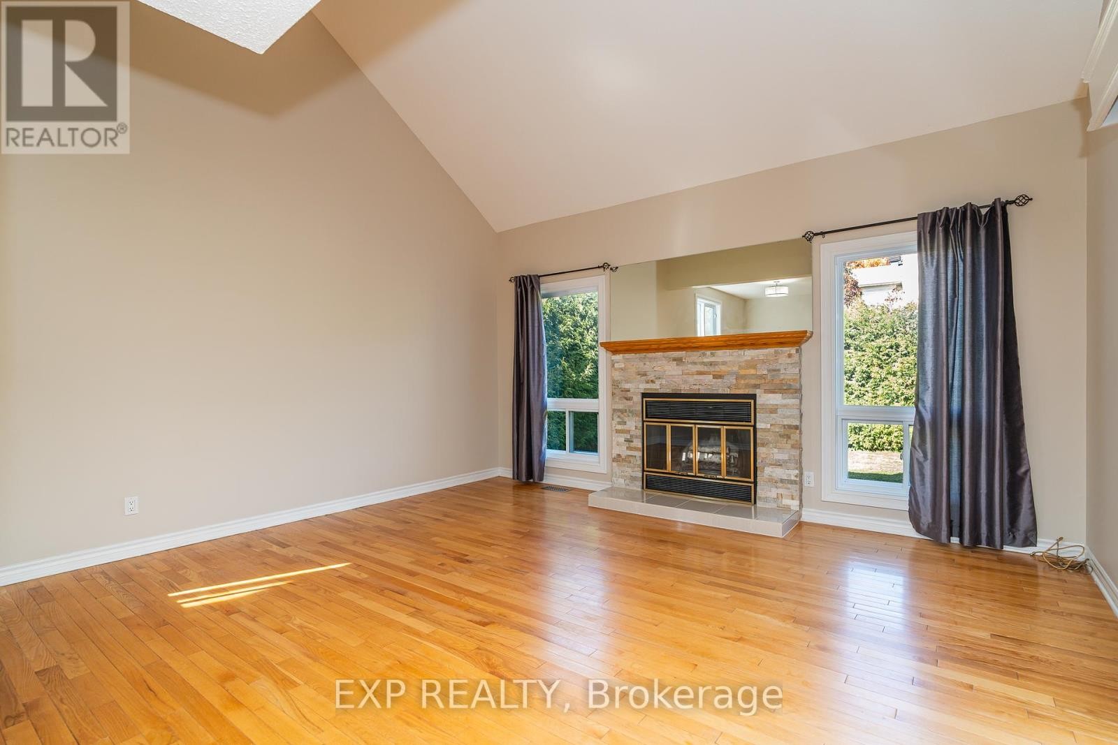 












32 MAPLE VIEW CRESCENT

,
Ottawa,




Ontario
K2G5J6

