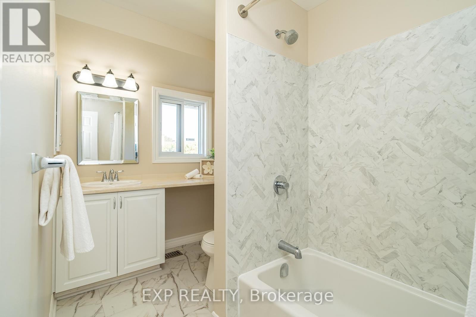 












32 MAPLE VIEW CRESCENT

,
Ottawa,




Ontario
K2G5J6

