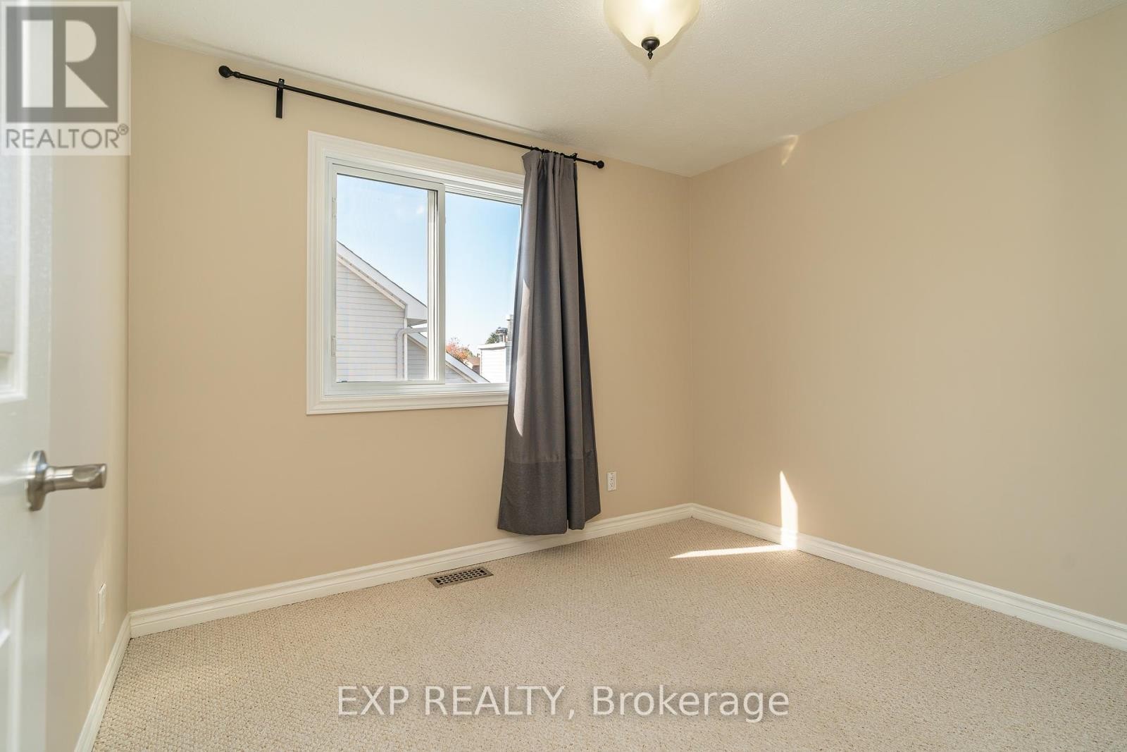 












32 MAPLE VIEW CRESCENT

,
Ottawa,




Ontario
K2G5J6

