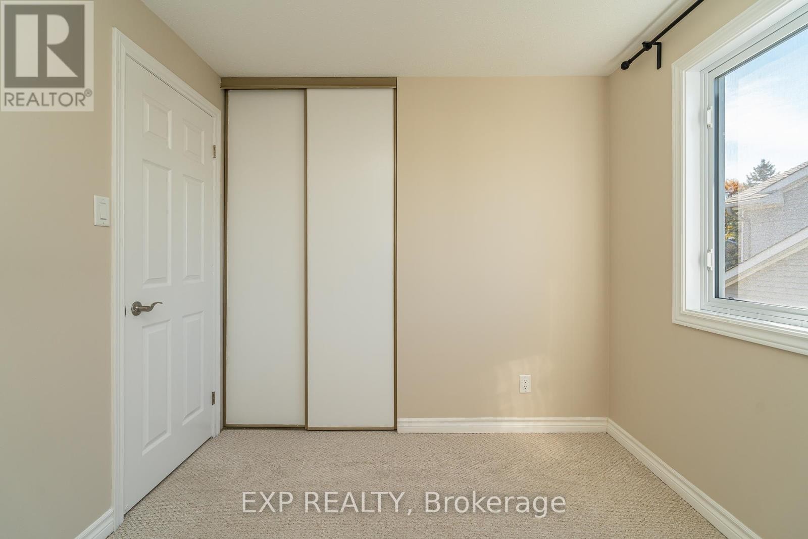 












32 MAPLE VIEW CRESCENT

,
Ottawa,




Ontario
K2G5J6

