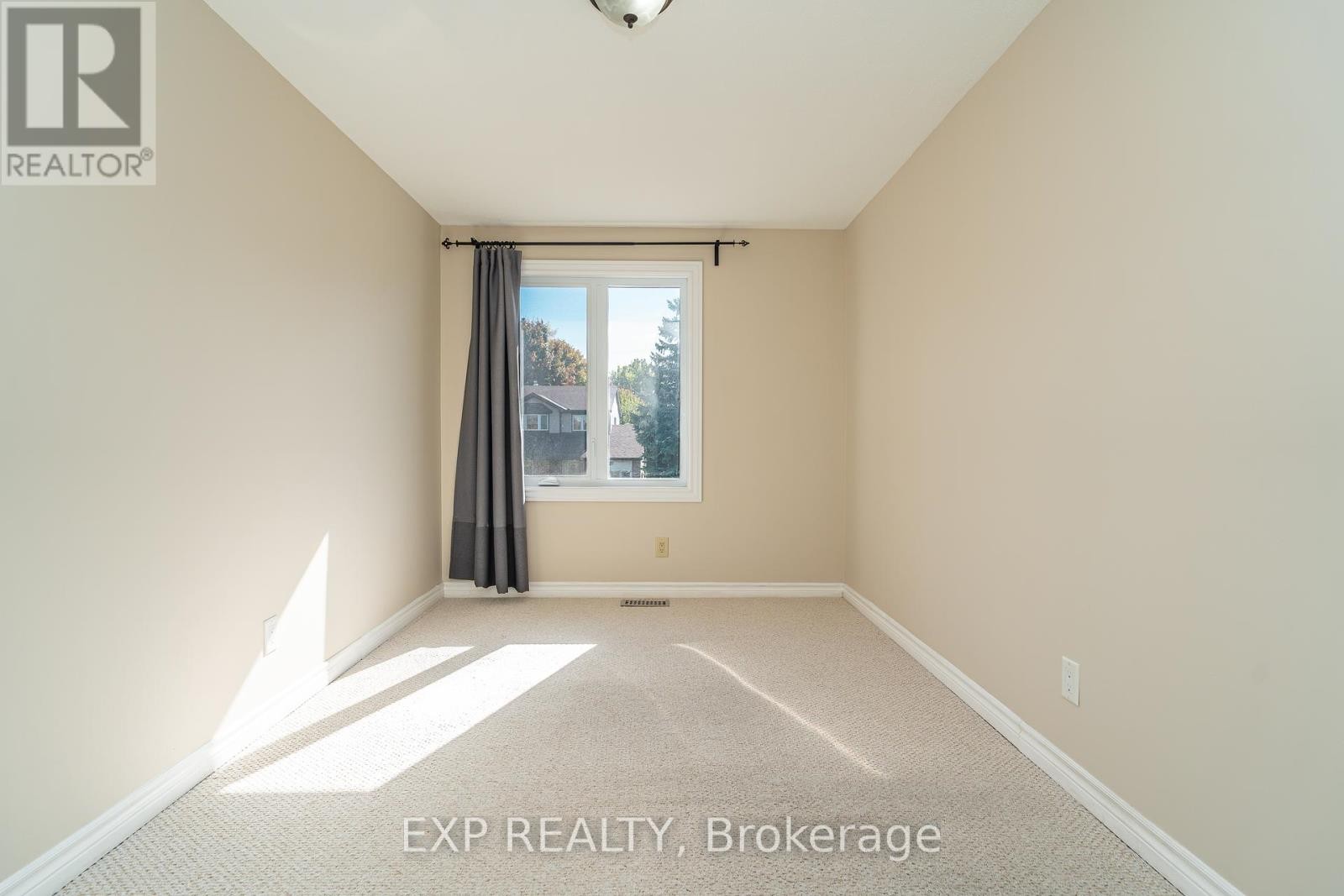 












32 MAPLE VIEW CRESCENT

,
Ottawa,




Ontario
K2G5J6


