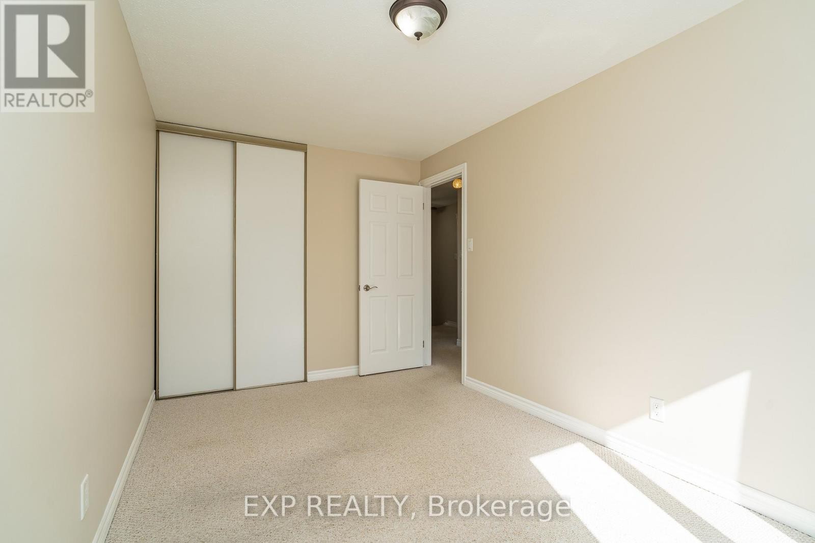












32 MAPLE VIEW CRESCENT

,
Ottawa,




Ontario
K2G5J6

