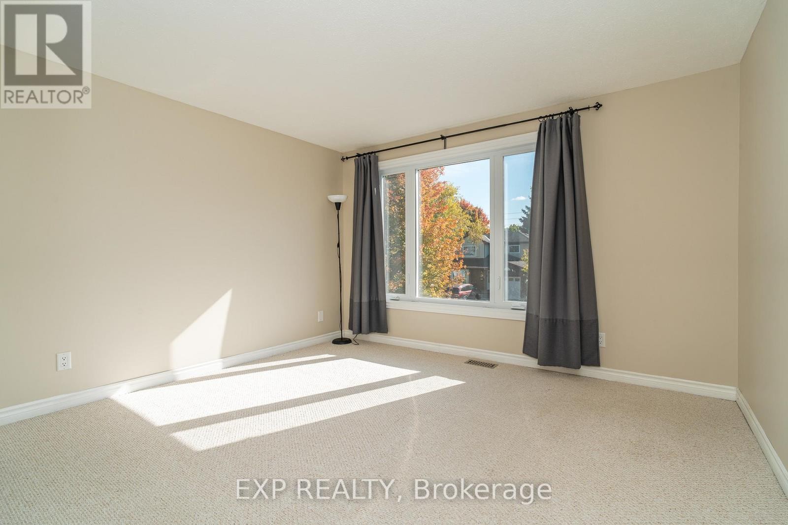 












32 MAPLE VIEW CRESCENT

,
Ottawa,




Ontario
K2G5J6

