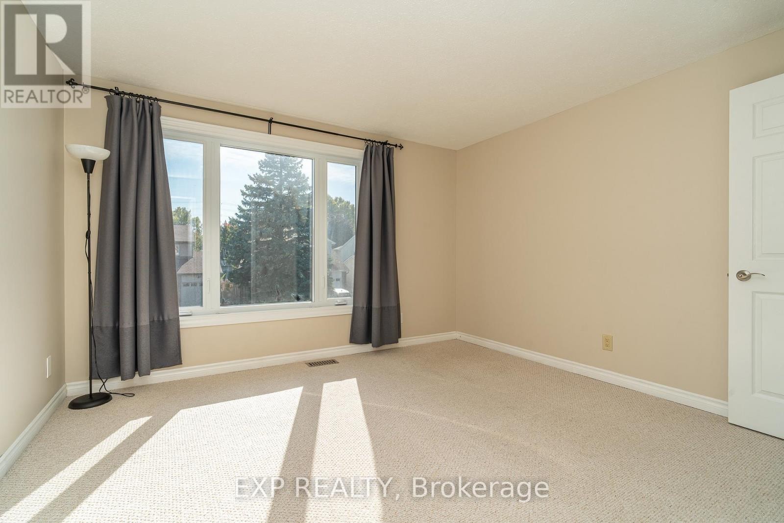 












32 MAPLE VIEW CRESCENT

,
Ottawa,




Ontario
K2G5J6

