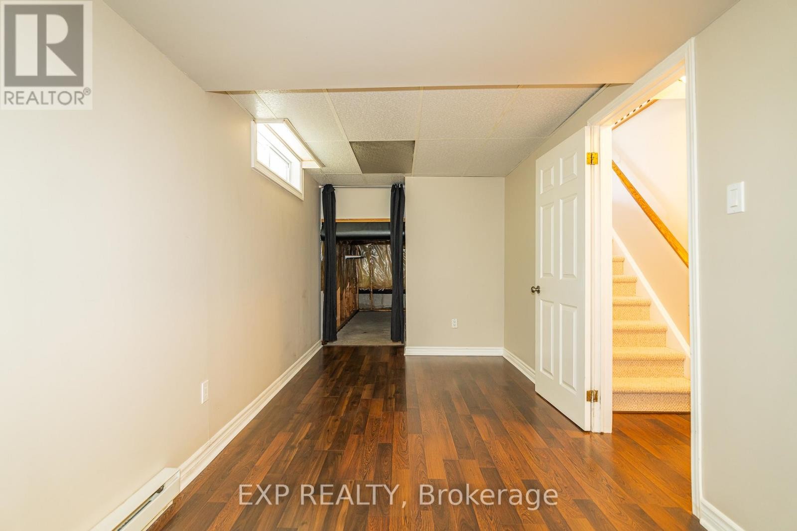 












32 MAPLE VIEW CRESCENT

,
Ottawa,




Ontario
K2G5J6

