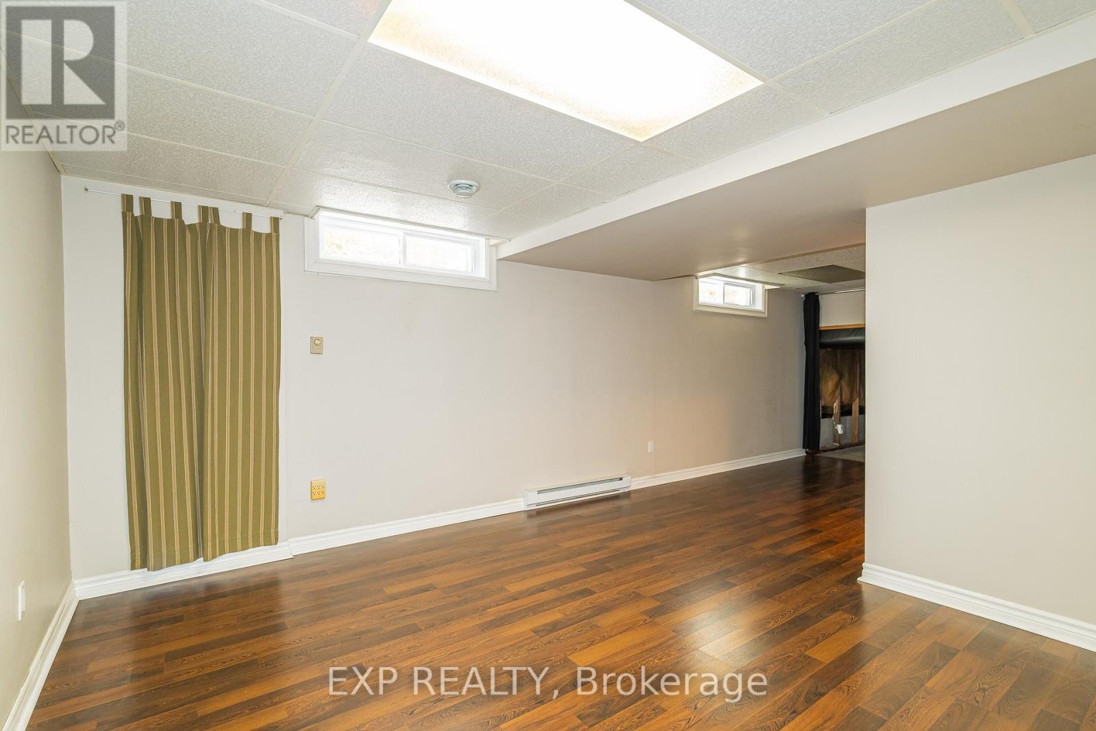 












32 MAPLE VIEW CRESCENT

,
Ottawa,




Ontario
K2G5J6

