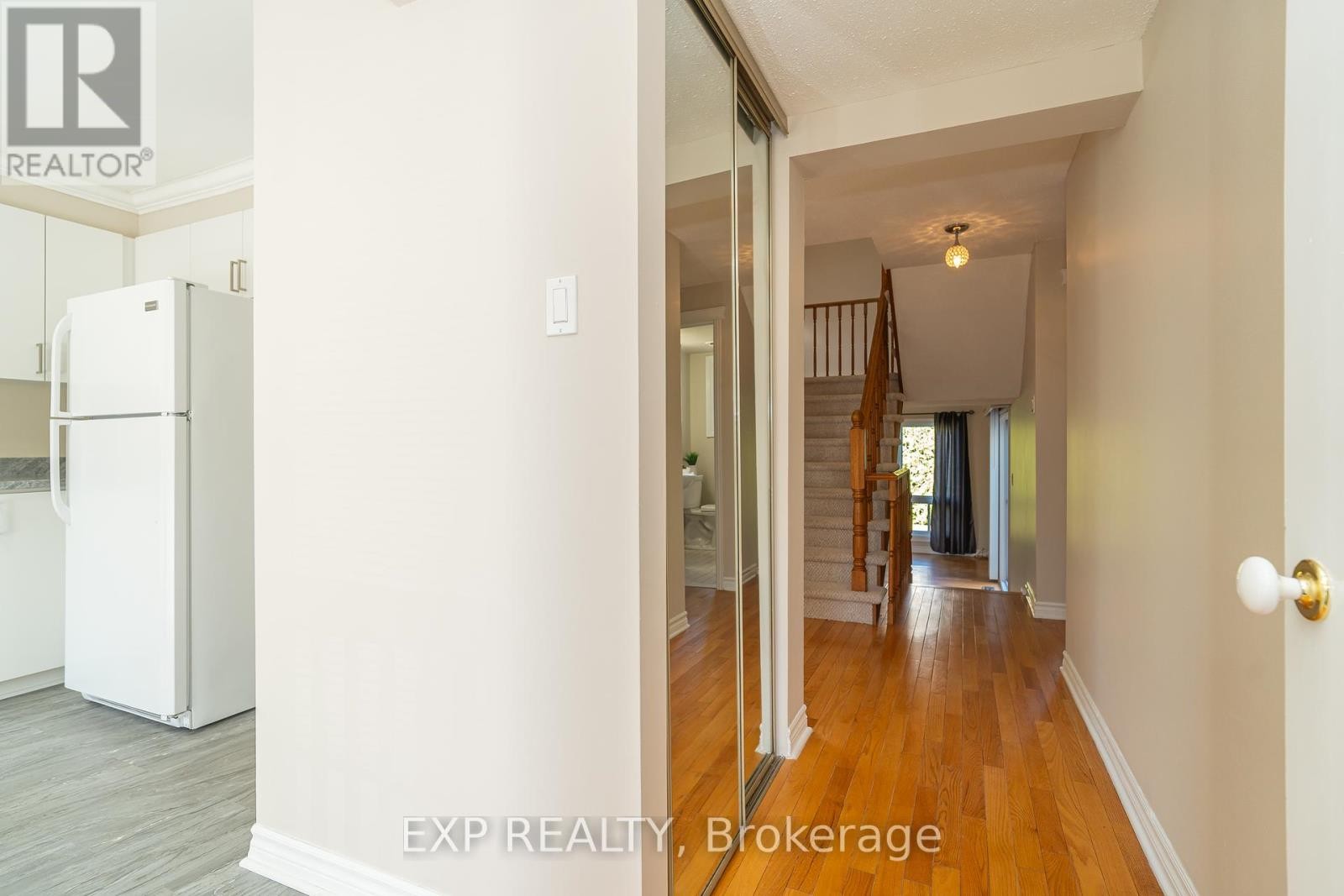 












32 MAPLE VIEW CRESCENT

,
Ottawa,




Ontario
K2G5J6

