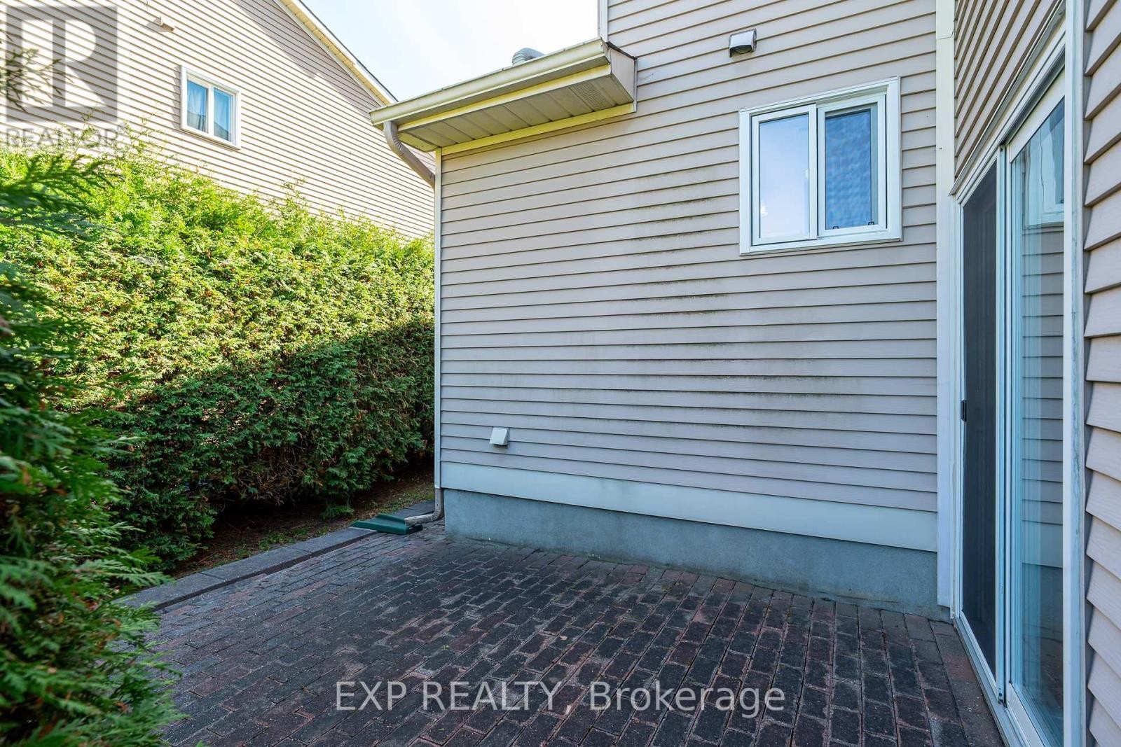 












32 MAPLE VIEW CRESCENT

,
Ottawa,




Ontario
K2G5J6

