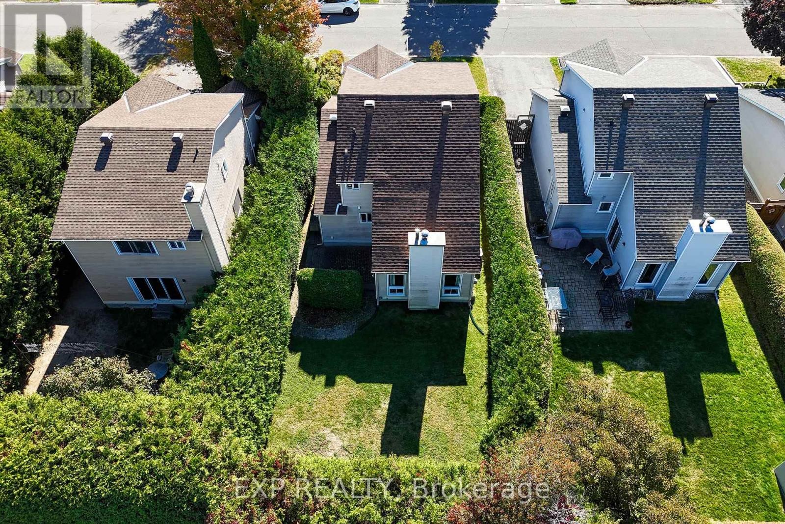 












32 MAPLE VIEW CRESCENT

,
Ottawa,




Ontario
K2G5J6

