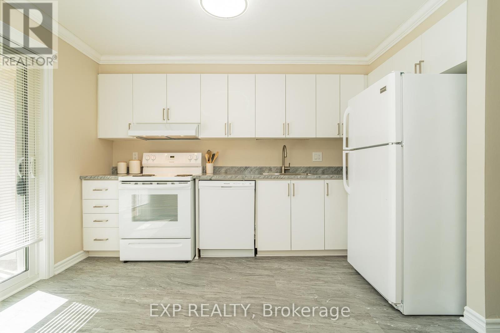 












32 MAPLE VIEW CRESCENT

,
Ottawa,




Ontario
K2G5J6

