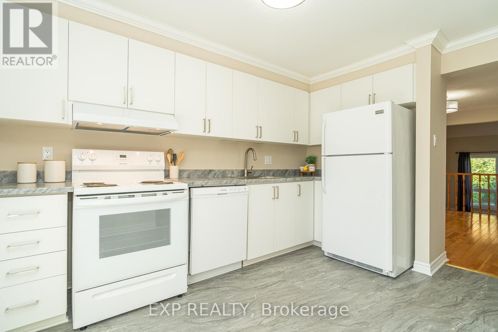 












32 MAPLE VIEW CRESCENT

,
Ottawa,




Ontario
K2G5J6

