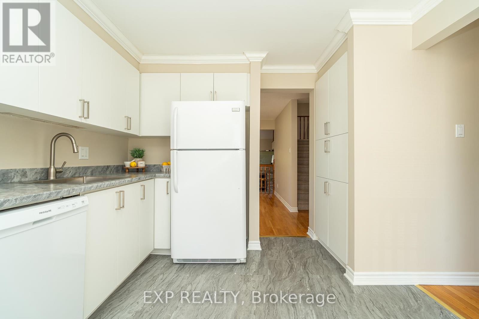 












32 MAPLE VIEW CRESCENT

,
Ottawa,




Ontario
K2G5J6

