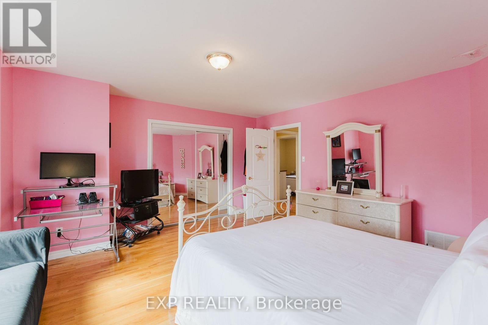 












5472 WICKLOW DRIVE

,
Ottawa,




Ontario
K4M1C4

