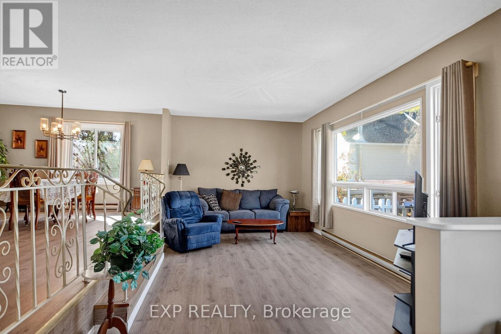 












96 CONSTANCE LAKE ROAD

,
Ottawa,




Ontario
K2K1X7

