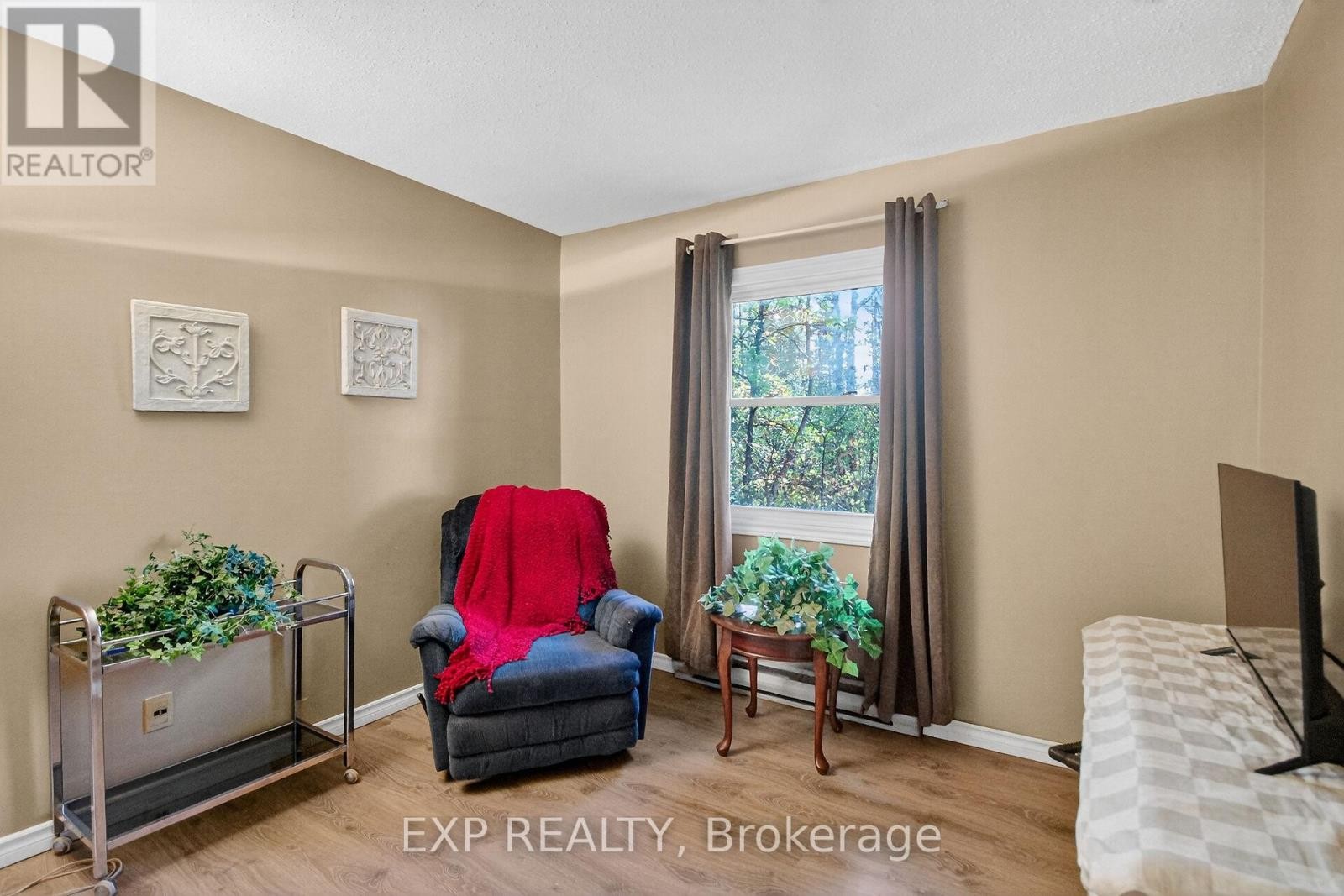 












96 CONSTANCE LAKE ROAD

,
Ottawa,




Ontario
K2K1X7

