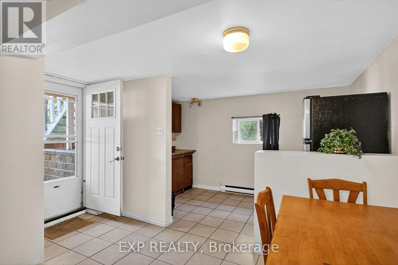 












96 CONSTANCE LAKE ROAD

,
Ottawa,




Ontario
K2K1X7

