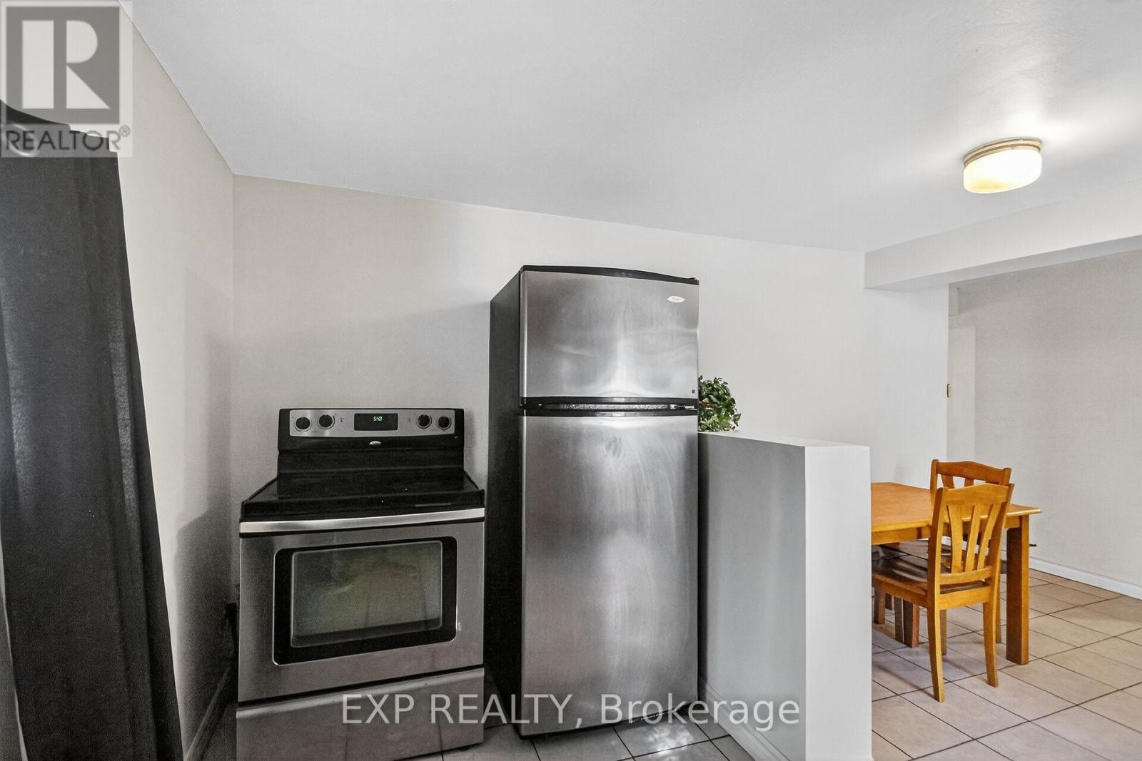 












96 CONSTANCE LAKE ROAD

,
Ottawa,




Ontario
K2K1X7

