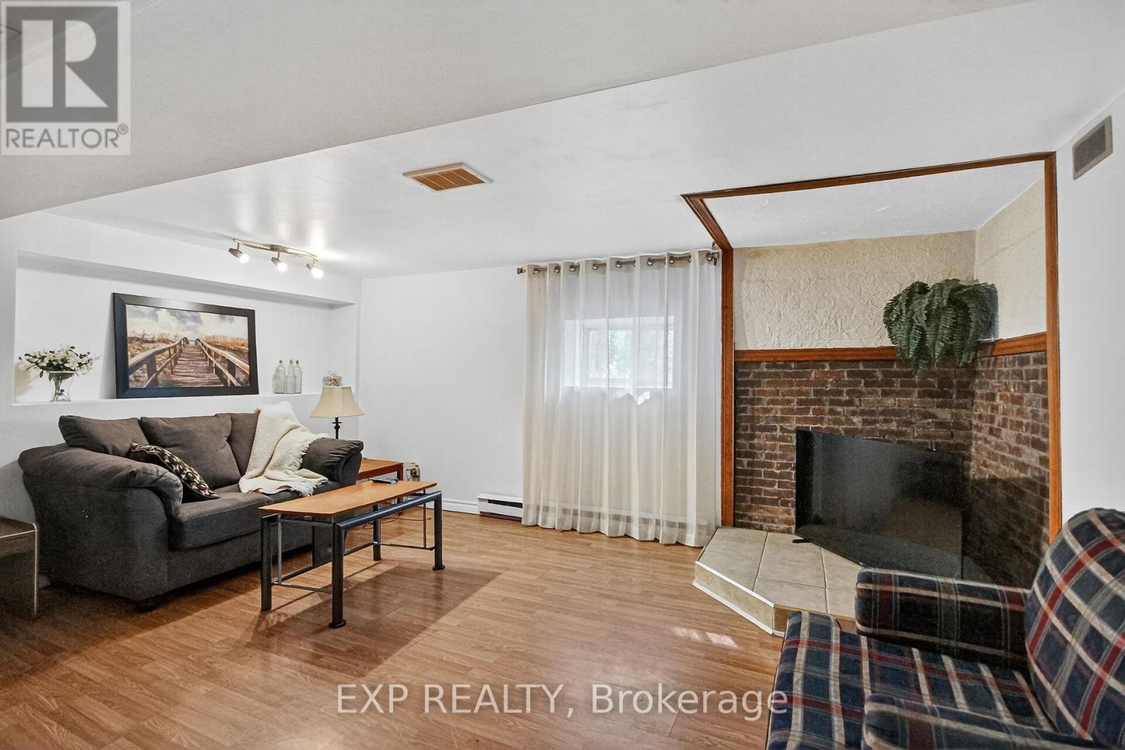 












96 CONSTANCE LAKE ROAD

,
Ottawa,




Ontario
K2K1X7

