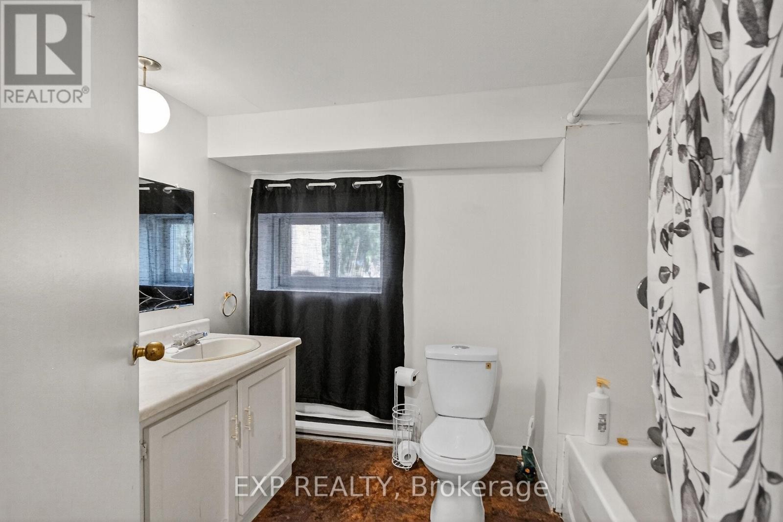 












96 CONSTANCE LAKE ROAD

,
Ottawa,




Ontario
K2K1X7

