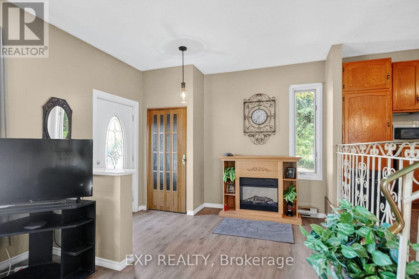 












96 CONSTANCE LAKE ROAD

,
Ottawa,




Ontario
K2K1X7

