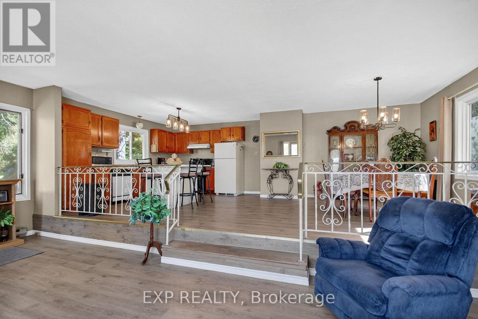 












96 CONSTANCE LAKE ROAD

,
Ottawa,




Ontario
K2K1X7


