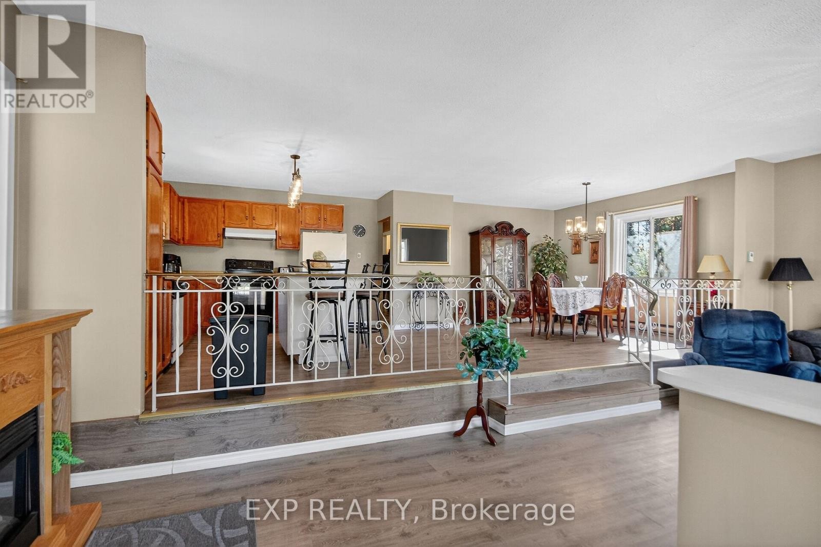 












96 CONSTANCE LAKE ROAD

,
Ottawa,




Ontario
K2K1X7

