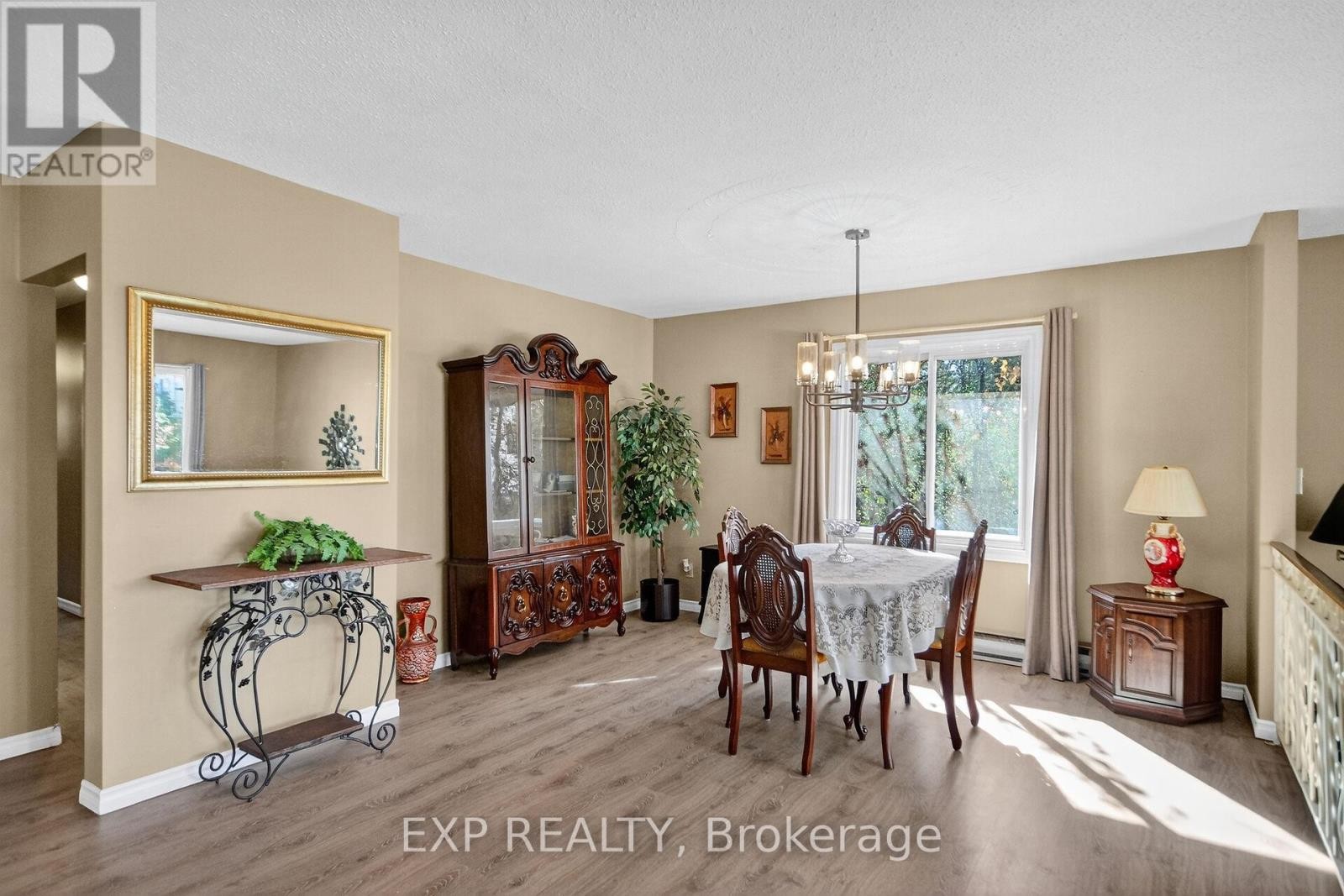 












96 CONSTANCE LAKE ROAD

,
Ottawa,




Ontario
K2K1X7

