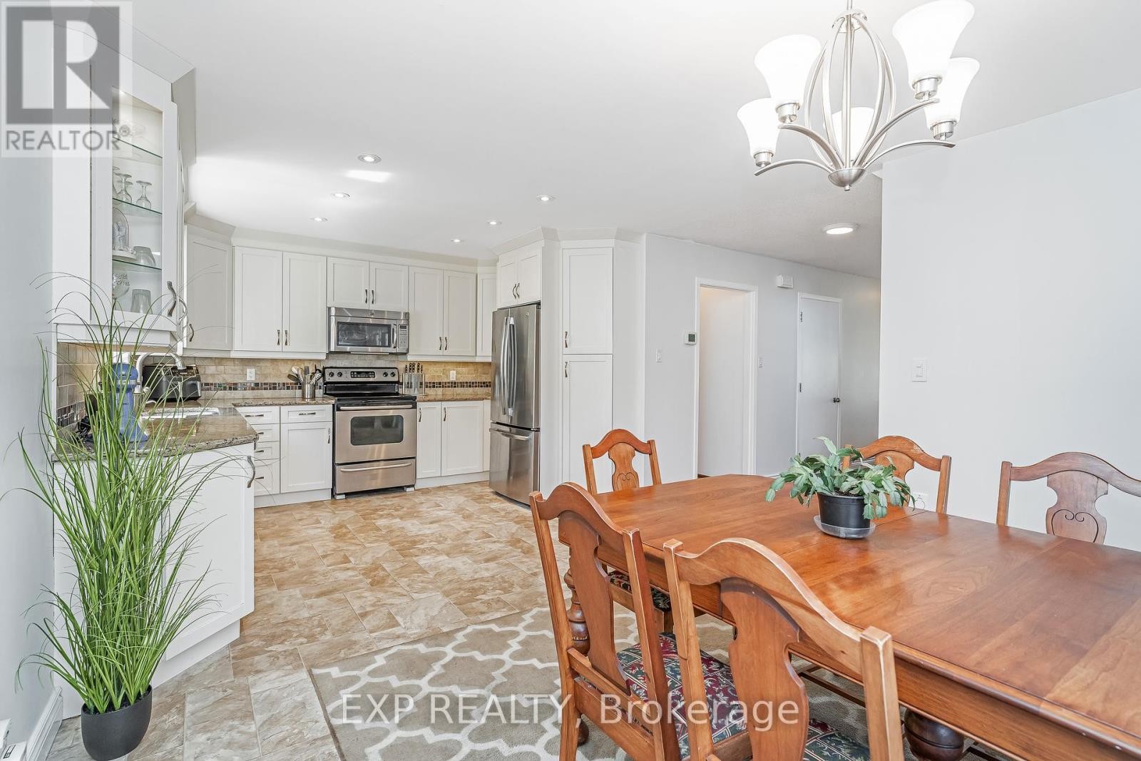 












6084A VINEYARD DRIVE

,
Ottawa,




Ontario
K1C2M5

