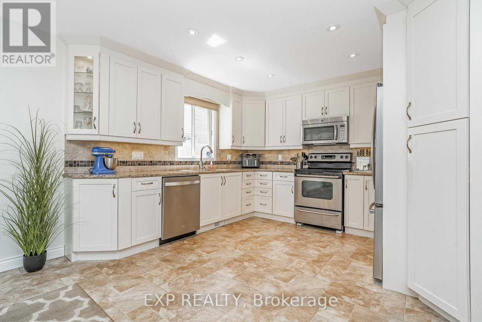 












6084A VINEYARD DRIVE

,
Ottawa,




Ontario
K1C2M5

