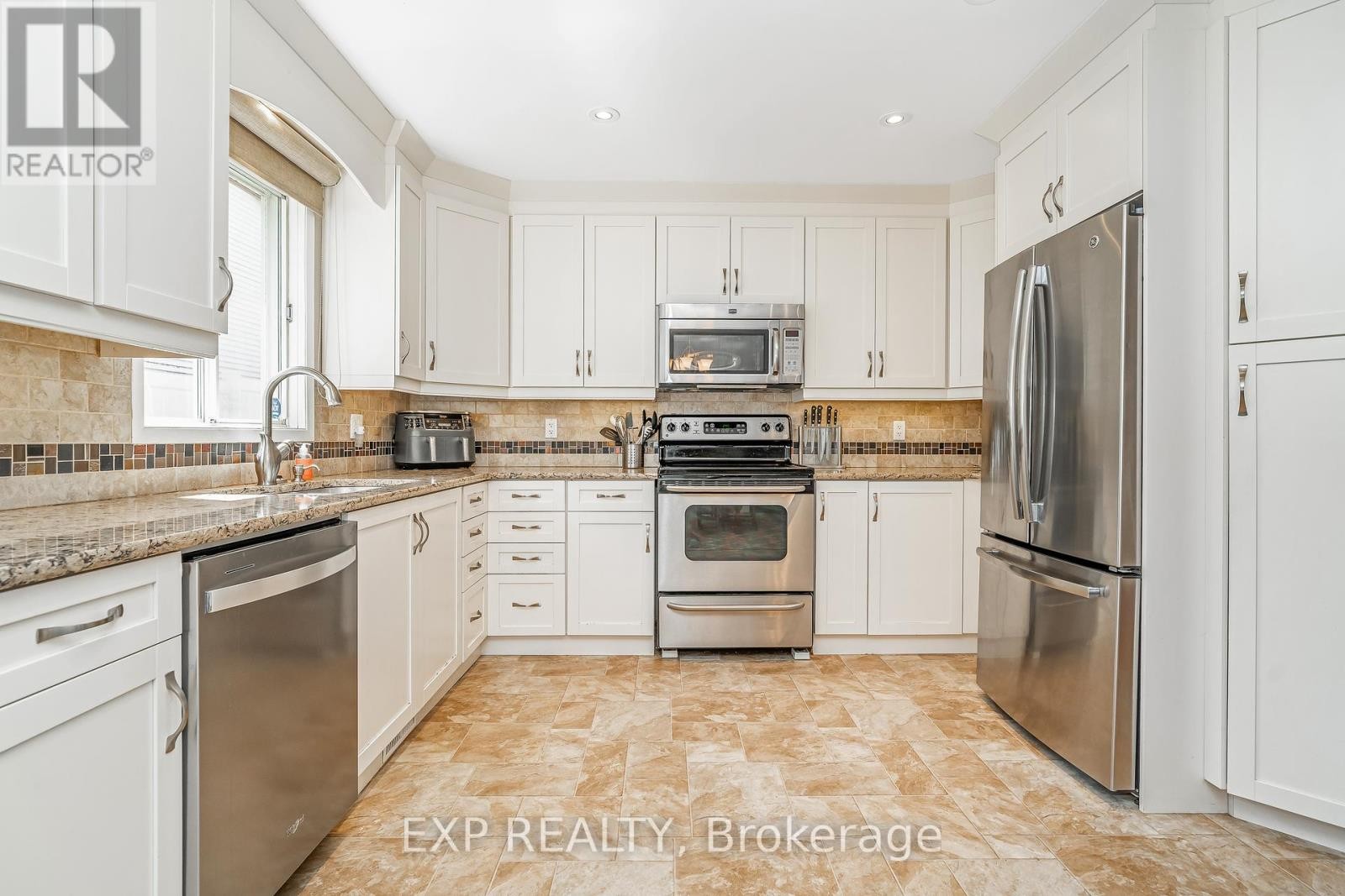












6084A VINEYARD DRIVE

,
Ottawa,




Ontario
K1C2M5

