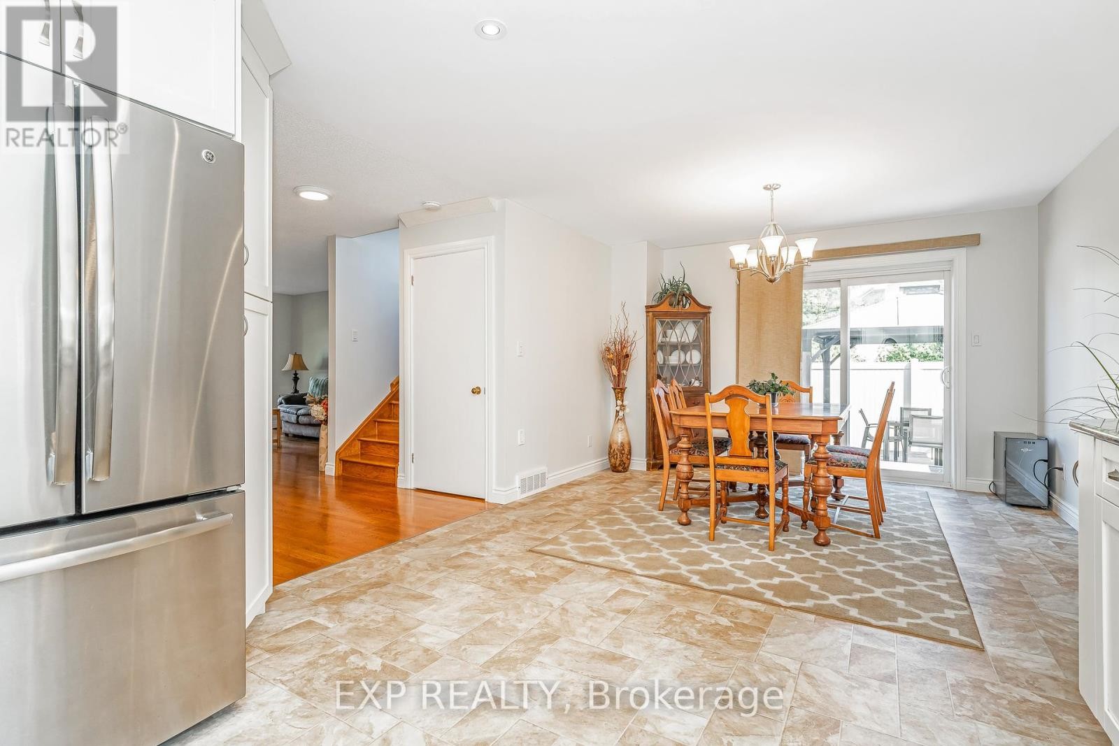 












6084A VINEYARD DRIVE

,
Ottawa,




Ontario
K1C2M5

