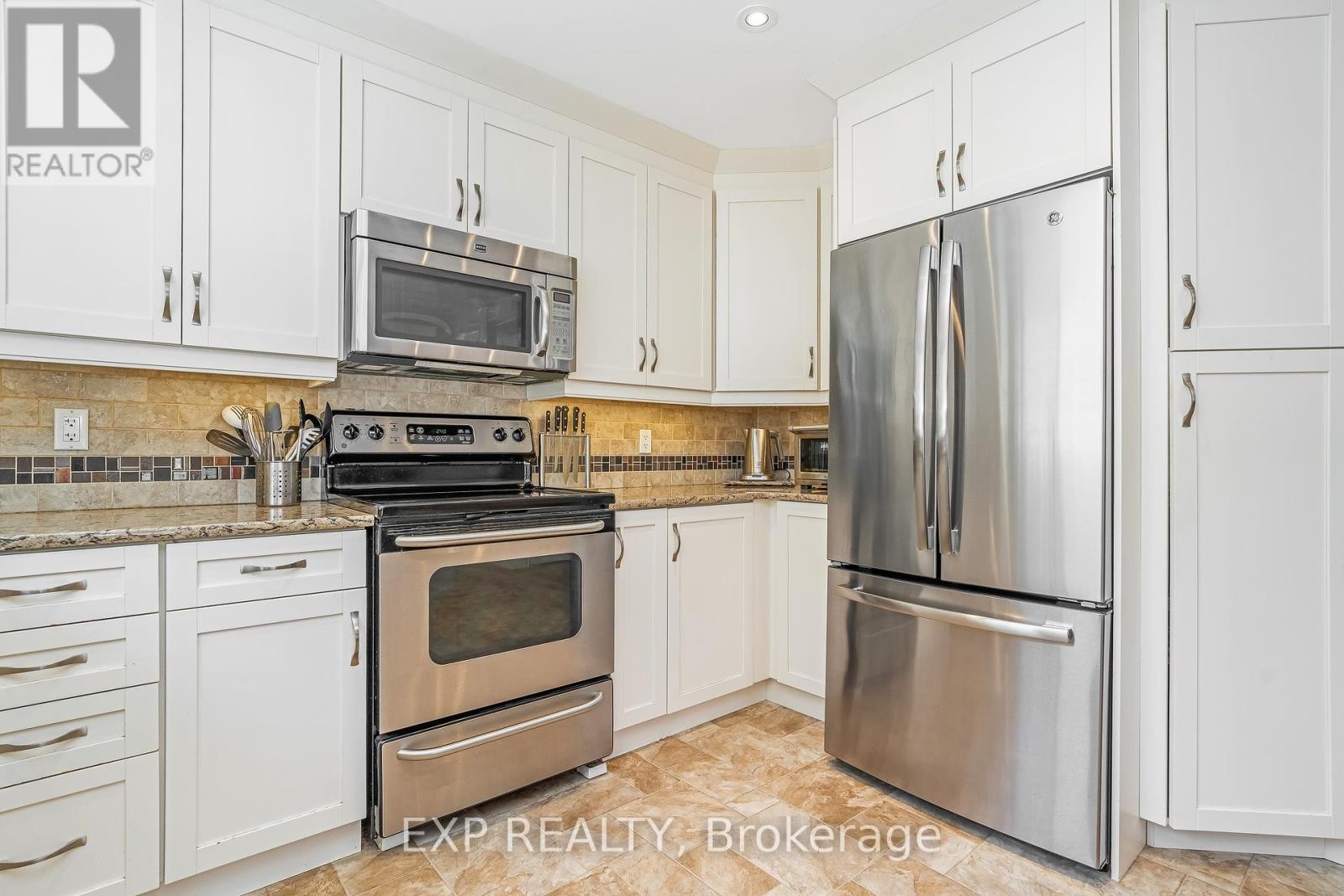 












6084A VINEYARD DRIVE

,
Ottawa,




Ontario
K1C2M5

