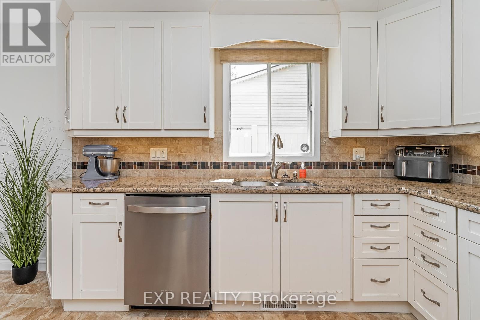 












6084A VINEYARD DRIVE

,
Ottawa,




Ontario
K1C2M5

