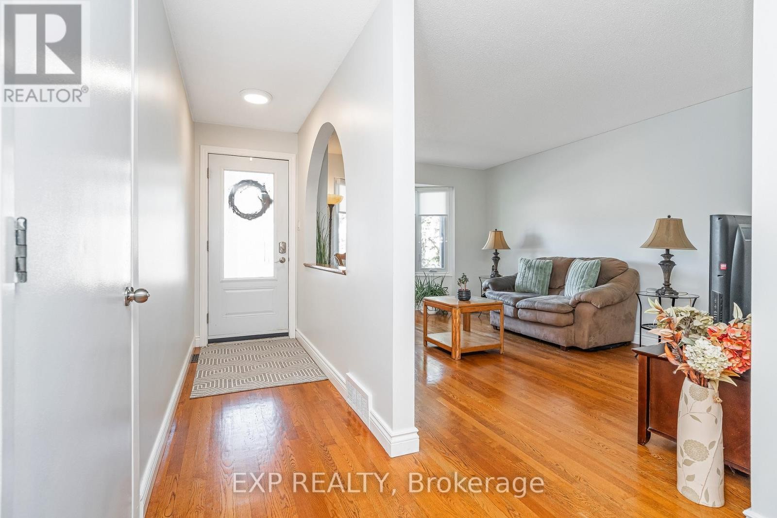 












6084A VINEYARD DRIVE

,
Ottawa,




Ontario
K1C2M5

