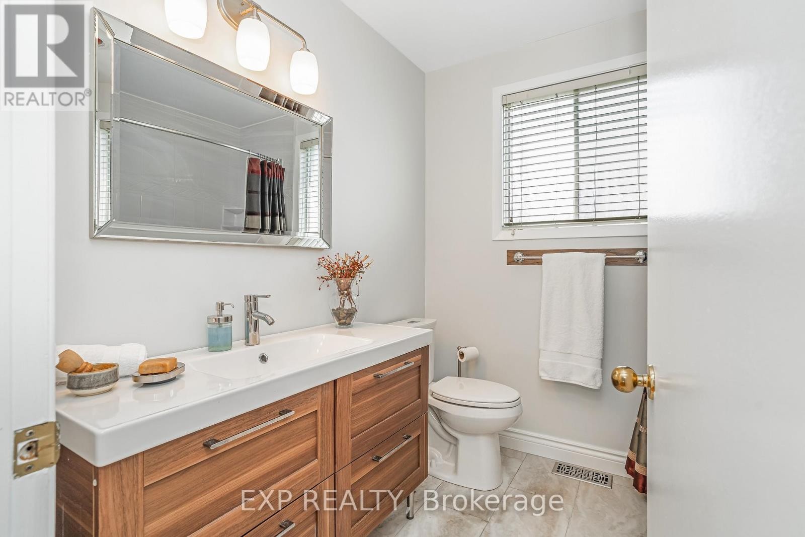 












6084A VINEYARD DRIVE

,
Ottawa,




Ontario
K1C2M5

