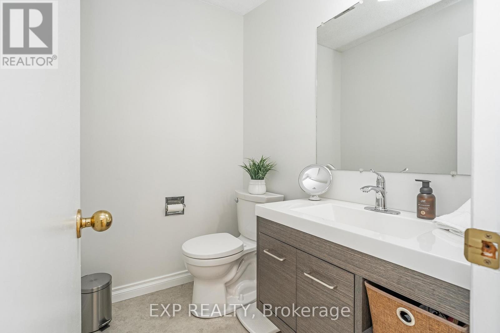 












6084A VINEYARD DRIVE

,
Ottawa,




Ontario
K1C2M5


