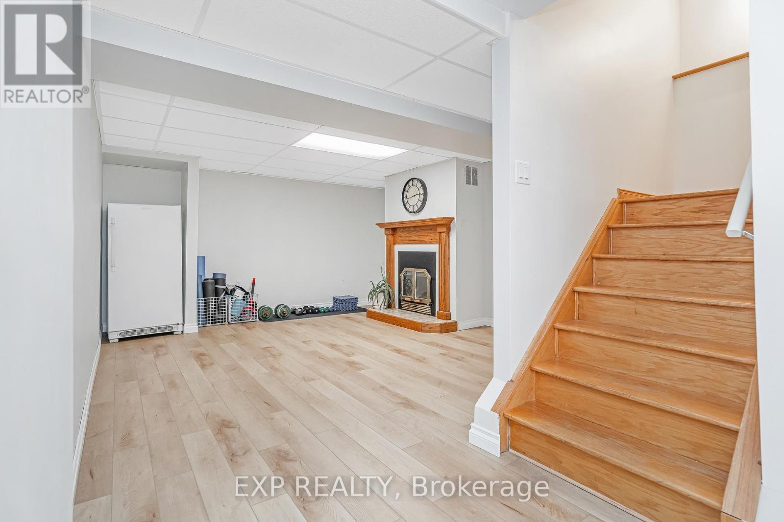 












6084A VINEYARD DRIVE

,
Ottawa,




Ontario
K1C2M5

